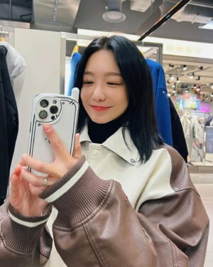 Shin So-yul Instagram - ⠀
⠀
로맨틱 크라운
팝업 스토어 다녀와서,
입힘.
⠀
따듯하자🤎
⠀
⠀