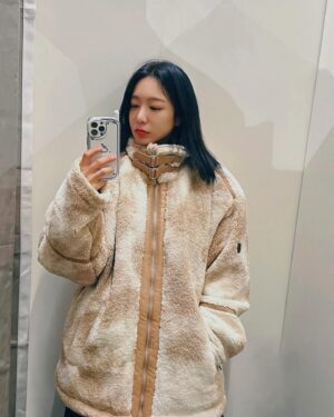 Shin So-yul Instagram - ⠀
⠀
로맨틱 크라운
팝업 스토어 다녀와서,
입힘.
⠀
따듯하자🤎
⠀
⠀