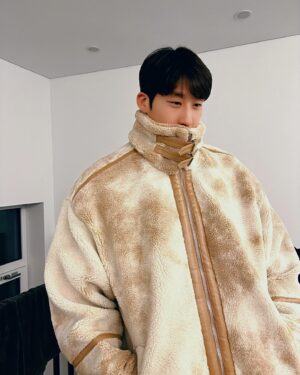 Shin So-yul Instagram - ⠀
⠀
로맨틱 크라운
팝업 스토어 다녀와서,
입힘.
⠀
따듯하자🤎
⠀
⠀