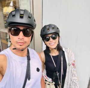 Shin Yazawa Instagram - ☆

自転車のヘルメットを購入🪖✨
形や色や素材や重量
同じように見えても違うので
被ってみないと分からないですね。

早速被って移動しました☆

#自転車ヘルメット
#お揃い
#家にヘルメットがたくさん
#頭を守る
#かごの中
#購入した空気入れ
@masato.official