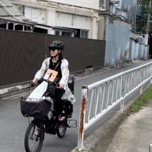 Shin Yazawa Instagram - ☆

自転車のヘルメットを購入🪖✨
形や色や素材や重量
同じように見えても違うので
被ってみないと分からないですね。

早速被って移動しました☆

#自転車ヘルメット
#お揃い
#家にヘルメットがたくさん
#頭を守る
#かごの中
#購入した空気入れ
@masato.official
