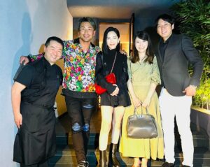 Shin Yazawa Instagram - ☆

Dr TOUHIのあいこ先生と西川社長から
お肌に良いこと
頭皮に良いこと教わりました🫧
肌も髪の毛も健康である為に☆

この唐辛子の
コントラストが最高✨
中のフグの唐揚げほわほわでした♡

#乾燥は大敵
#頭皮と肌は皮一枚
#ドクタートウヒ
#肌も髪の毛も健康に
#トーンアップしたよ