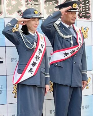 Shin Yazawa Instagram - ☆

警視庁千住警察署の
一日警察署長を
務めさせて頂きました。

車やバイク
自転車に乗る時も
交通ルールを守り
安全運転を心がけましょう

#9月21日から始まる
#秋の全国交通安全運動
#交通事故の危険性を考えて
#自転車に乗る時も
#ヘルメットをかぶろう

ママいちばんかわいかった♡
パパはバイクにのってるとき
いちばんカッコよかった☆
#息子から嬉しいプレゼント
そんなことを言ってくれるようになりました☺️

昨日は暑い中
観に来てくださり
足を止めてくださ
有難う御座いました🫧