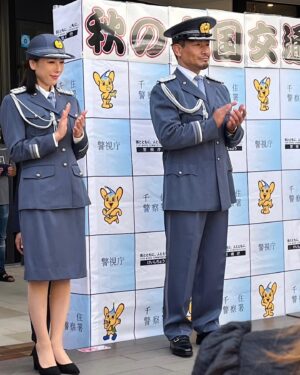 Shin Yazawa Instagram - ☆

警視庁千住警察署の
一日警察署長を
務めさせて頂きました。

車やバイク
自転車に乗る時も
交通ルールを守り
安全運転を心がけましょう

#9月21日から始まる
#秋の全国交通安全運動
#交通事故の危険性を考えて
#自転車に乗る時も
#ヘルメットをかぶろう

ママいちばんかわいかった♡
パパはバイクにのってるとき
いちばんカッコよかった☆
#息子から嬉しいプレゼント
そんなことを言ってくれるようになりました☺️

昨日は暑い中
観に来てくださり
足を止めてくださ
有難う御座いました🫧