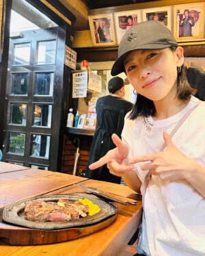 Shin Yazawa Instagram - ☆

リベラ

お店の前を
通過する度に行きたくて
先日久しぶりに行ってきた！

私はヒレステーキ300g＋夫のヒレ50gいただきました

食べ終わる頃には
次回はいつかなぁと考える

長女の出産前日
リベラのステーキが食べたくて
お店に向かったらお休みで
食べられなかった思い出〜
あの時期は
本能的に体力つけたいのか
食べたくて仕方なかった。

夫は
もちろん
"魔裟斗スペシャル”

私の少なく見えるww

#リベラ
#魔裟斗スペシャル
#ヒレステーキ
#また行きたくなる