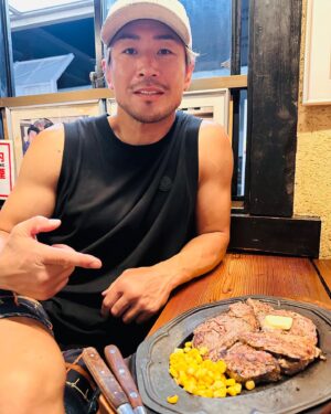 Shin Yazawa Instagram - ☆

リベラ

お店の前を
通過する度に行きたくて
先日久しぶりに行ってきた！

私はヒレステーキ300g＋夫のヒレ50gいただきました

食べ終わる頃には
次回はいつかなぁと考える

長女の出産前日
リベラのステーキが食べたくて
お店に向かったらお休みで
食べられなかった思い出〜
あの時期は
本能的に体力つけたいのか
食べたくて仕方なかった。

夫は
もちろん
"魔裟斗スペシャル”

私の少なく見えるww

#リベラ
#魔裟斗スペシャル
#ヒレステーキ
#また行きたくなる