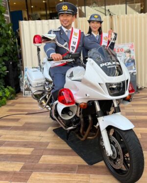 Shin Yazawa Instagram - ☆

警視庁千住警察署の
一日警察署長を
務めさせて頂きました。

車やバイク
自転車に乗る時も
交通ルールを守り
安全運転を心がけましょう

#9月21日から始まる
#秋の全国交通安全運動
#交通事故の危険性を考えて
#自転車に乗る時も
#ヘルメットをかぶろう

ママいちばんかわいかった♡
パパはバイクにのってるとき
いちばんカッコよかった☆
#息子から嬉しいプレゼント
そんなことを言ってくれるようになりました☺️

昨日は暑い中
観に来てくださり
足を止めてくださ
有難う御座いました🫧