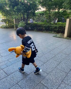 Shin Yazawa Instagram - ☆

警視庁千住警察署の
一日警察署長を
務めさせて頂きました。

車やバイク
自転車に乗る時も
交通ルールを守り
安全運転を心がけましょう

#9月21日から始まる
#秋の全国交通安全運動
#交通事故の危険性を考えて
#自転車に乗る時も
#ヘルメットをかぶろう

ママいちばんかわいかった♡
パパはバイクにのってるとき
いちばんカッコよかった☆
#息子から嬉しいプレゼント
そんなことを言ってくれるようになりました☺️

昨日は暑い中
観に来てくださり
足を止めてくださ
有難う御座いました🫧