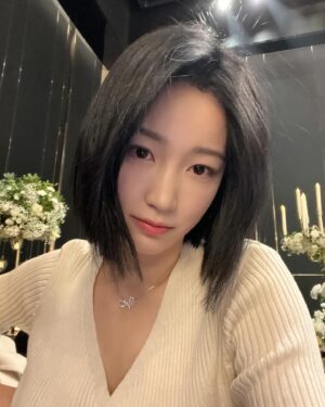 Shin Yeon-suh Instagram - 💇🏻‍♀️ 당분간 곱슬 안녕