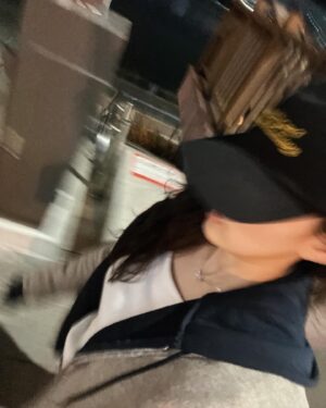 Shin Yeon-suh Instagram - 강렬한 사람들이다😧지지고 볶은 추억이 이렇게 대단할 줄은 몰랐지 당장 아침에 본 사람들인 줄..왜 다들 변하지 않지