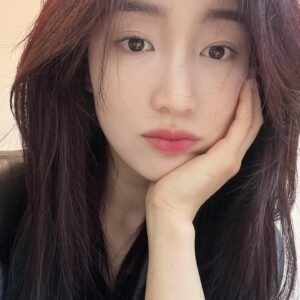 Shin Yeon-suh Instagram - 생일 축하해 주셔서 고맙습니다. 멋진 삼십 대가 되어볼게요. 반짝이던 제 이십 대를 곁에서 지켜주신 것 자체도 굉장히 코끝 찡할 만큼 감사하지만, 괜찮다면 앞으로도 함께해주십사! 부탁의 의미로 사랑의 말을 건네봅니다..알러뷰😚💜