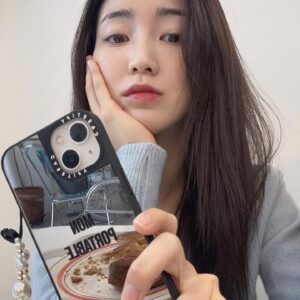 Shin Yeon-suh Instagram - 생일 축하해 주셔서 고맙습니다. 멋진 삼십 대가 되어볼게요. 반짝이던 제 이십 대를 곁에서 지켜주신 것 자체도 굉장히 코끝 찡할 만큼 감사하지만, 괜찮다면 앞으로도 함께해주십사! 부탁의 의미로 사랑의 말을 건네봅니다..알러뷰😚💜