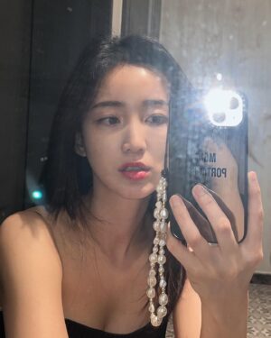 Shin Yeon-suh Instagram - #제품협찬 
어디서든 상태 체크할 수 있는 >내 휴대폰<🪞🤳 
🖤🖤🖤
@casetify_kr #케이스티파이