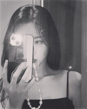 Shin Yeon-suh Instagram - #제품협찬 
어디서든 상태 체크할 수 있는 >내 휴대폰<🪞🤳 
🖤🖤🖤
@casetify_kr #케이스티파이