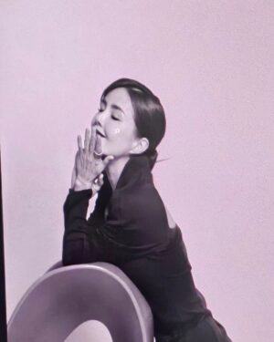 Shin Ae-ra Instagram - 20대의나와 50대의나,
젊음은 사라지고 많은것이 달라졌네요ㅎ
하지만 55살이라는 나이도 참 좋습니다.
10년후, 20년후는 어떨까요^^
울경민언니도 이제는 돋보기끼고 화장을해주네요.
그때나 지금이나 변함없는, 아니 더깊어지는 관계 감사합니다♡