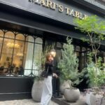 Shin Ae-ra Instagram - 오랜만에 딸들과 여자끼리 데이트 맛있구 멋있는 #Mari'sTable #Metrocity 금쪽이 의상픽업까지 이렇게 다리길게 사진 찍어주고 딸들, 감사해 사랑해 축복해♡