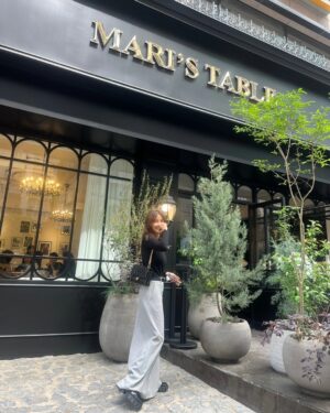 Shin Ae-ra Instagram - 오랜만에 
딸들과 여자끼리 데이트
맛있구 멋있는 #Mari'sTable 
#Metrocity 금쪽이 의상픽업까지
이렇게 다리길게 사진 찍어주고
딸들, 감사해 사랑해 축복해♡