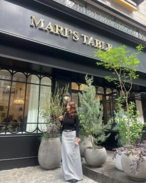 Shin Ae-ra Instagram - 오랜만에 
딸들과 여자끼리 데이트
맛있구 멋있는 #Mari'sTable 
#Metrocity 금쪽이 의상픽업까지
이렇게 다리길게 사진 찍어주고
딸들, 감사해 사랑해 축복해♡