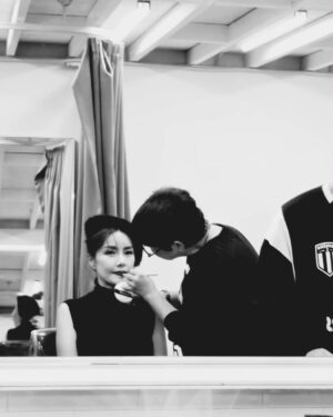 Shin Ae-ra Instagram - 20대의나와 50대의나,
젊음은 사라지고 많은것이 달라졌네요ㅎ
하지만 55살이라는 나이도 참 좋습니다.
10년후, 20년후는 어떨까요^^
울경민언니도 이제는 돋보기끼고 화장을해주네요.
그때나 지금이나 변함없는, 아니 더깊어지는 관계 감사합니다♡