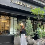 Shin Ae-ra Instagram - 오랜만에 딸들과 여자끼리 데이트 맛있구 멋있는 #Mari'sTable #Metrocity 금쪽이 의상픽업까지 이렇게 다리길게 사진 찍어주고 딸들, 감사해 사랑해 축복해♡