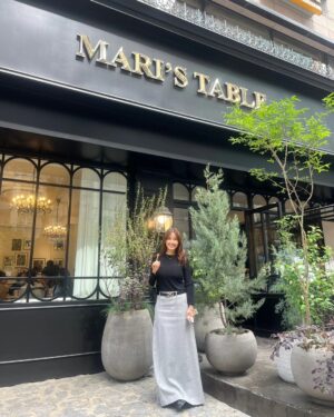 Shin Ae-ra Instagram - 오랜만에 
딸들과 여자끼리 데이트
맛있구 멋있는 #Mari'sTable 
#Metrocity 금쪽이 의상픽업까지
이렇게 다리길게 사진 찍어주고
딸들, 감사해 사랑해 축복해♡