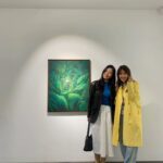 Shin Ae-ra Instagram - 시간이 너무 빠르죠? 24년 4분의1이 과거로갔어요. 드디어 시간을 쫓아온 봄. 여름에게 또 금방 쫓겨가겠죠?ㅜㅜ 짧은 봄 만끽할 기회, 내가좋아하는 김물길작가 소개해드릴께요. 공적으로 만나 이제는 보드게임도 함께하는 이쁜친구 (나이가드니 또래뿐아니라 위로 아래로 나이차가 많은 친구도 늘어나네요) '봄'과의 데이트 놓치지마세요^^ #초록너머의 ~4월7일 #아르떼케이갤러리 Happy Spring♡ Happy Easter♡