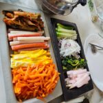 Shin Ae-ra Instagram - 저녁 뭐 드실건가요?^^ 점심에먹은 냉털꼬마LA김밥 추천드려요 냉장고속재료들 물기 꼭짰구요 계란부친팬에 당근만 새로 살짝볶았어요 김발없이 가족들각자 싸먹습니당 와사비간장 콕찍어 드셔요~ *쉰김치국물이용해 두부넣은 김치국과 곁들이시면 금상첨화