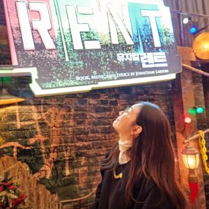 Shin Ae-ra Instagram - 지우덕분에 
호영씨 초대를 두번이나 받았네요
감사해요♡
내 문화생활파트너 띠우^^
담엔 뭐볼까?