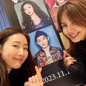 Shin Ae-ra Instagram - 지우덕분에 
호영씨 초대를 두번이나 받았네요
감사해요♡
내 문화생활파트너 띠우^^
담엔 뭐볼까?