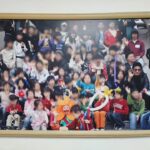 Shin Ae-ra Instagram - 이번달 #블리스버거 파티는 #명륜보육원 16년전에 방문했던 사진이 걸려있었다. 마음이 아팠다. 이게 뭐라고 메인강당방 중앙에 걸어놓았을까. 사진속 아이들은 모두 퇴소했단다. 아무 연고가없는 세상속으로 혼자 뛰어든것이다. 저렇게 작은아이들이었는데... 기억력이 없는 나이지만 아이들의얼굴은 어제일처럼 한명한명 익숙하다. 16년동안 한번도 안왔던 내자신이 야속하고 미안하다. 모든아이들은 일대일의 돌봄과 사랑이 필요합니다. #yana #YouAreNotAlone 관심있는분들은 동참해주세요. yana.or.kr #체리기부플랫폼