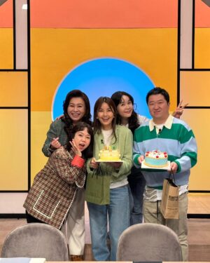 Shin Ae-ra Instagram - 작년에 이어 
한번더 55번째 생일입니다^^
금쪽가족에게는 벌써 네번째 축하를 받네요. 
축하해주신 모든분들, 감사합니다♡