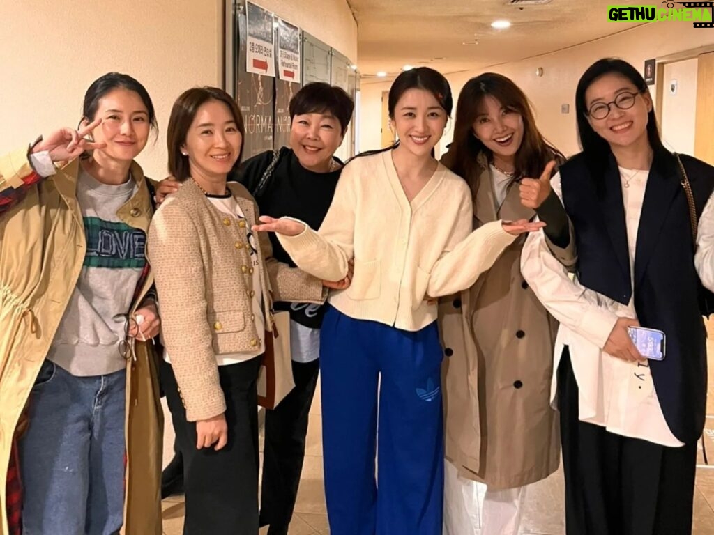 Shin Ae-ra Instagram - 하선이의 따뜻한연극 #바닷마을다이어리 보러간사이 우리남편은 하선이신랑이랑 현희신랑이랑 제작발표회했네요 2시간후 10시40분 #SBS #녹색아버지회 옆집 네남편들 뭐하느라 산으로 동네로 새벽부터 쏘다녔는지 봐야겠어요^^ 함께봐주실꺼죠?♡