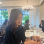 Shin Ae-ra Instagram - 오랜만에 딸들과 여자끼리 데이트 맛있구 멋있는 #Mari'sTable #Metrocity 금쪽이 의상픽업까지 이렇게 다리길게 사진 찍어주고 딸들, 감사해 사랑해 축복해♡