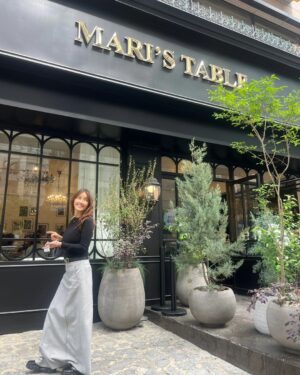 Shin Ae-ra Instagram - 오랜만에 
딸들과 여자끼리 데이트
맛있구 멋있는 #Mari'sTable 
#Metrocity 금쪽이 의상픽업까지
이렇게 다리길게 사진 찍어주고
딸들, 감사해 사랑해 축복해♡