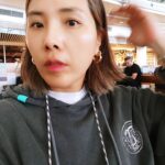 Shin Bong-sun Instagram – 새휴대폰은 너무 사실적이라 셀카를 끊었다…
전 휴대폰으로 찍은 셀카를 살포시 올려본다