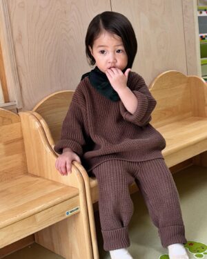 Shin Da-eun Instagram - 홀리👶🏻의 다채로운 23개월 ! ✍️

취미 🐝

하늘 올려다 보기 
 변기에 휴지 넣고 참방참방하기
 에어팟 씹어먹기 
 벌레잡아서 먹기 

특기 🐝

공작새를 온몸으로 표현하기 
 집안 살림 탐구 개척해 나가기 

성격 🐝

독립적, 매우매우 활동적 

너의 첫 사회생활을 응원해 🍓🎶
#신난다은육아👩🏻