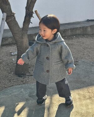 Shin Da-eun Instagram - 홀리👶🏻의 19-20개월 ✍️

도저히 이 텐션을 따라가질 못하겠다 

국가발전에 이바지 하는 일이라 생각하며 하루하루 버틴날도 있지만 하루 눈떠있는 12시간중 2시간이 세상모든걸 다 잊게 할만큼  귀엽다 

나의 긴 인생에 홀리👶🏻가 이렇게 귀여운날들은 
고작 몇년일뿐이지 않겠는가 

그래서 나는 오늘도 널 또 미치게 귀여워 해줄거야 
그러니까 올해는 어린이집 가자 
세상 모든 생명체들은 너무 붙어만 있으면 안된대😁

#육아일기 를 써버렸네 
오늘도#신난다은육아👩🏻