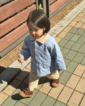 Shin Da-eun Instagram - 홀리👶🏻의 다채로운 23개월 ! ✍️

취미 🐝

하늘 올려다 보기 
 변기에 휴지 넣고 참방참방하기
 에어팟 씹어먹기 
 벌레잡아서 먹기 

특기 🐝

공작새를 온몸으로 표현하기 
 집안 살림 탐구 개척해 나가기 

성격 🐝

독립적, 매우매우 활동적 

너의 첫 사회생활을 응원해 🍓🎶
#신난다은육아👩🏻