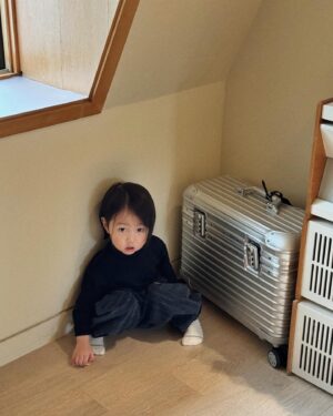 Shin Da-eun Instagram - 홀리👶🏻의 다채로운 23개월 ! ✍️

취미 🐝

하늘 올려다 보기 
 변기에 휴지 넣고 참방참방하기
 에어팟 씹어먹기 
 벌레잡아서 먹기 

특기 🐝

공작새를 온몸으로 표현하기 
 집안 살림 탐구 개척해 나가기 

성격 🐝

독립적, 매우매우 활동적 

너의 첫 사회생활을 응원해 🍓🎶
#신난다은육아👩🏻