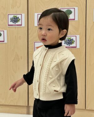 Shin Da-eun Instagram - 홀리👶🏻의 19-20개월 ✍️

도저히 이 텐션을 따라가질 못하겠다 

국가발전에 이바지 하는 일이라 생각하며 하루하루 버틴날도 있지만 하루 눈떠있는 12시간중 2시간이 세상모든걸 다 잊게 할만큼  귀엽다 

나의 긴 인생에 홀리👶🏻가 이렇게 귀여운날들은 
고작 몇년일뿐이지 않겠는가 

그래서 나는 오늘도 널 또 미치게 귀여워 해줄거야 
그러니까 올해는 어린이집 가자 
세상 모든 생명체들은 너무 붙어만 있으면 안된대😁

#육아일기 를 써버렸네 
오늘도#신난다은육아👩🏻