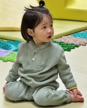 Shin Da-eun Instagram - 홀리👶🏻의 다채로운 23개월 ! ✍️

취미 🐝

하늘 올려다 보기 
 변기에 휴지 넣고 참방참방하기
 에어팟 씹어먹기 
 벌레잡아서 먹기 

특기 🐝

공작새를 온몸으로 표현하기 
 집안 살림 탐구 개척해 나가기 

성격 🐝

독립적, 매우매우 활동적 

너의 첫 사회생활을 응원해 🍓🎶
#신난다은육아👩🏻