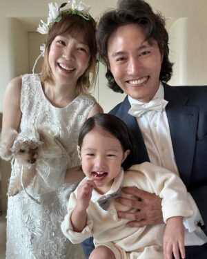 Shin Da-eun Instagram - 우리의 8주년 결혼기념일 
똥고발랄 홀리👶🏻 가 투입(?)되고 
더욱 우당탕탕 해진 우리가족🤦🏻‍♀️
(콩심는데 제대로 콩이 났지모야 🐿️)

지금처럼만 신나게 살아가보자 얘들아 
봄아🐻내년에도 꼭 함께해야해 너까지 있어야 완전체다 🙌

자아, 우리가족 화이팅 🤸🏻‍♂️

#8thanniversary 
#결혼기념일

#신난다은결혼기념일👰🏻🤵🏻 
(☝️우리의 지난 결기역사 함께하실래요?🙈)