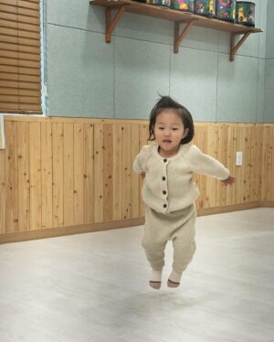 Shin Da-eun Instagram - 홀리👶🏻의 19-20개월 ✍️

도저히 이 텐션을 따라가질 못하겠다 

국가발전에 이바지 하는 일이라 생각하며 하루하루 버틴날도 있지만 하루 눈떠있는 12시간중 2시간이 세상모든걸 다 잊게 할만큼  귀엽다 

나의 긴 인생에 홀리👶🏻가 이렇게 귀여운날들은 
고작 몇년일뿐이지 않겠는가 

그래서 나는 오늘도 널 또 미치게 귀여워 해줄거야 
그러니까 올해는 어린이집 가자 
세상 모든 생명체들은 너무 붙어만 있으면 안된대😁

#육아일기 를 써버렸네 
오늘도#신난다은육아👩🏻