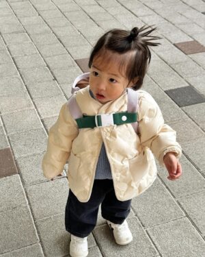 Shin Da-eun Instagram - 홀리👶🏻의 다채로운 23개월 ! ✍️

취미 🐝

하늘 올려다 보기 
 변기에 휴지 넣고 참방참방하기
 에어팟 씹어먹기 
 벌레잡아서 먹기 

특기 🐝

공작새를 온몸으로 표현하기 
 집안 살림 탐구 개척해 나가기 

성격 🐝

독립적, 매우매우 활동적 

너의 첫 사회생활을 응원해 🍓🎶
#신난다은육아👩🏻