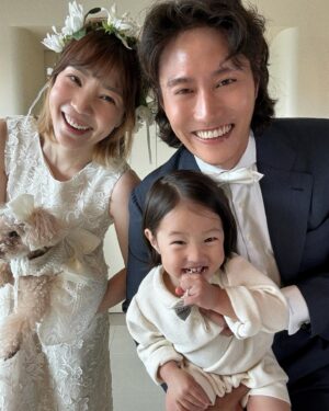 Shin Da-eun Instagram - 우리의 8주년 결혼기념일 
똥고발랄 홀리👶🏻 가 투입(?)되고 
더욱 우당탕탕 해진 우리가족🤦🏻‍♀️
(콩심는데 제대로 콩이 났지모야 🐿️)

지금처럼만 신나게 살아가보자 얘들아 
봄아🐻내년에도 꼭 함께해야해 너까지 있어야 완전체다 🙌

자아, 우리가족 화이팅 🤸🏻‍♂️

#8thanniversary 
#결혼기념일

#신난다은결혼기념일👰🏻🤵🏻 
(☝️우리의 지난 결기역사 함께하실래요?🙈)