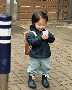 Shin Da-eun Instagram - 홀리👶🏻의 다채로운 23개월 ! ✍️

취미 🐝

하늘 올려다 보기 
 변기에 휴지 넣고 참방참방하기
 에어팟 씹어먹기 
 벌레잡아서 먹기 

특기 🐝

공작새를 온몸으로 표현하기 
 집안 살림 탐구 개척해 나가기 

성격 🐝

독립적, 매우매우 활동적 

너의 첫 사회생활을 응원해 🍓🎶
#신난다은육아👩🏻