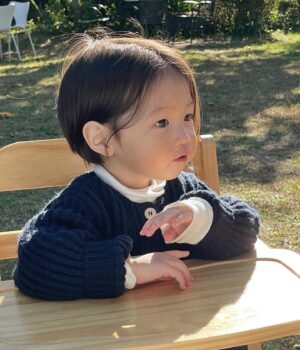 Shin Da-eun Instagram - 홀리👶🏻의 17,18개월✍️

소문으로만 듣던 엄청난 개월 수를 
우리도 역시 잘 싸우며 지나왔다 … 
19개월은 사이좋게 가보자 날다람쥐야🐿️

#신난다은육아👩🏻