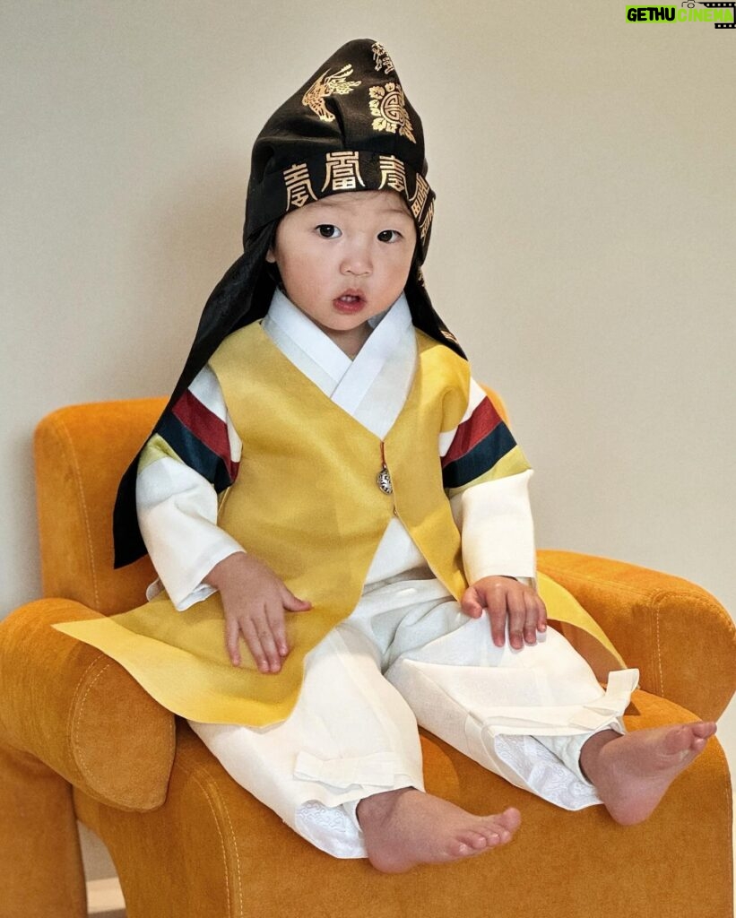 Shin Da-eun Instagram - 새해 복 마니 받으셔요♥️ -홀리👶🏻와 봄이🐻네 가족 - #신난다은육아👩🏻