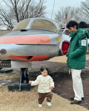 Shin Da-eun Instagram - 우리가족 새해첫날 🌝
옹기종기 가족사진도 기록하고 👩🏻⛑️👶🏻🐻
홀리👶🏻가 젤 좋아하는 ✈️도 보러가고 

우리 새해에도 사이좋게 잘 지내자 얘들아 🤝
#신난다은👩🏻