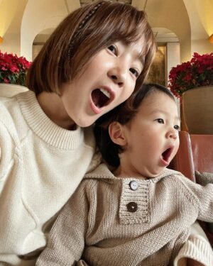 Shin Da-eun Instagram - 우리가족 새해첫날 🌝
옹기종기 가족사진도 기록하고 👩🏻⛑️👶🏻🐻
홀리👶🏻가 젤 좋아하는 ✈️도 보러가고 

우리 새해에도 사이좋게 잘 지내자 얘들아 🤝
#신난다은👩🏻
